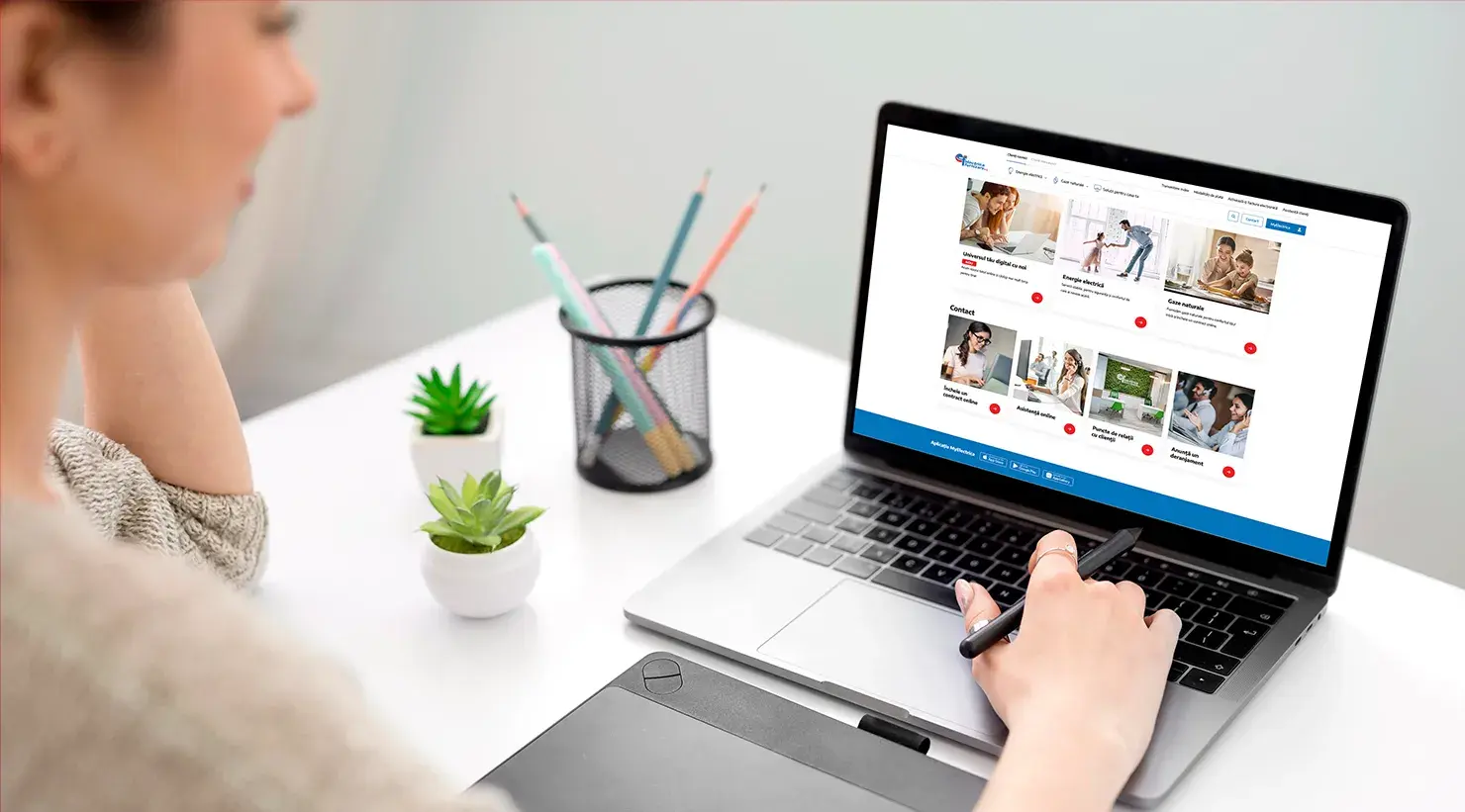 Electrica-Furnizare-Zitec-CS-female-working-laptop